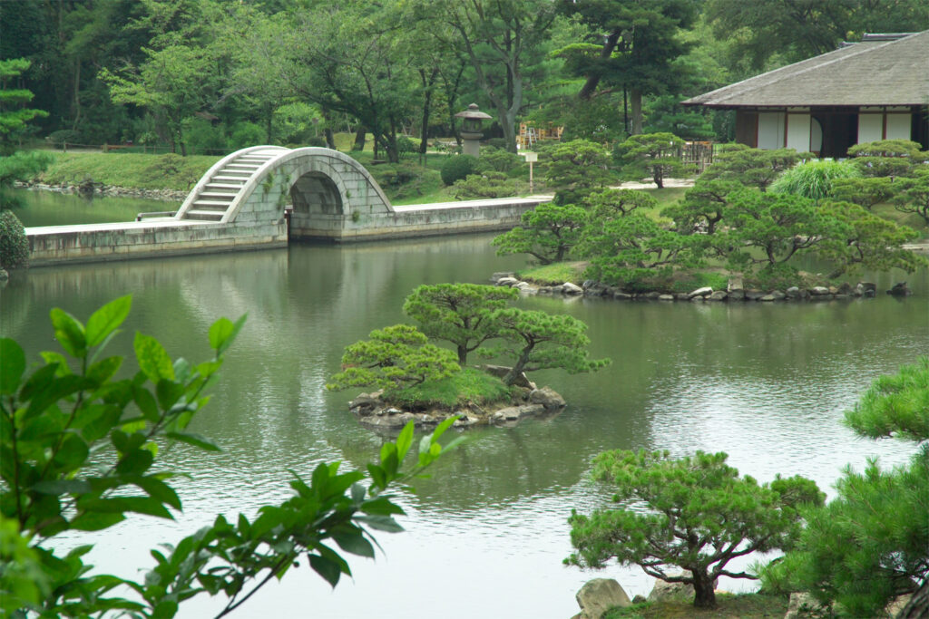 Rainbow bridge in Shukkei en Hiroshima