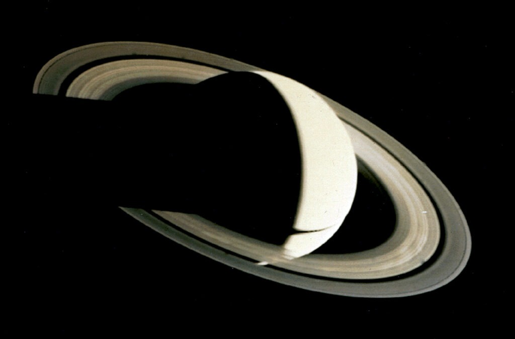 This image has an empty alt attribute; its file name is Crescent_Saturn_as_seen_from_Voyager_1.jpg